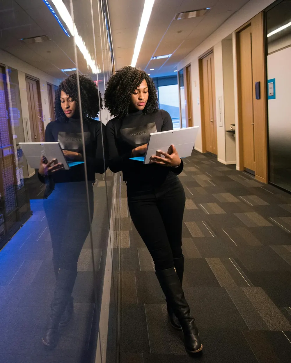 Profissional de tecnologia usando um tablet em um data center